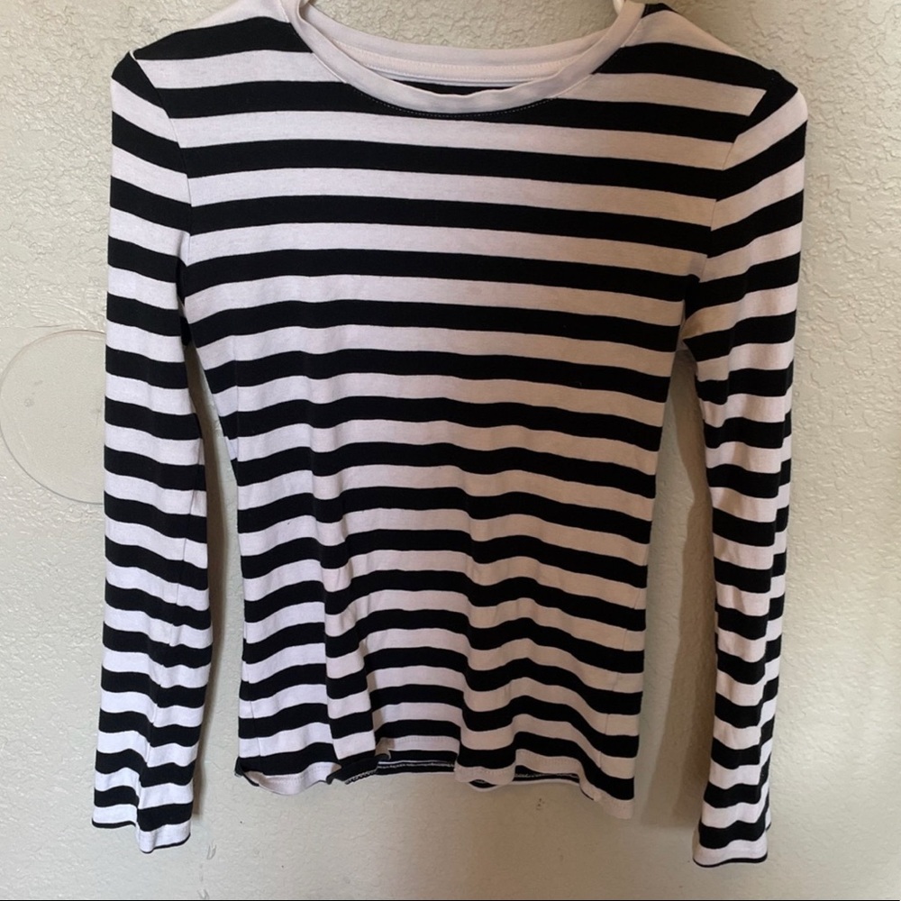 A blank and white long sleeves